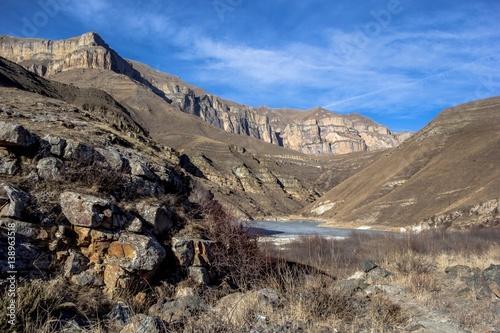 Горный пейзаж, вид на высокие скалы, природа Северного Кавказа