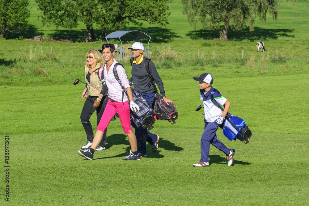 gut gelaunter Flight auf dem Golfplatz