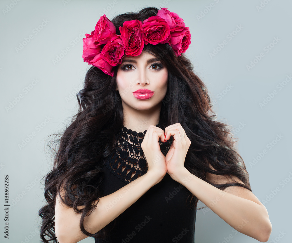 Naklejka premium Perfect Woman with Long Healthy Hairstyle, Makeup, Heart and Rose Flowers. Studio Portrait