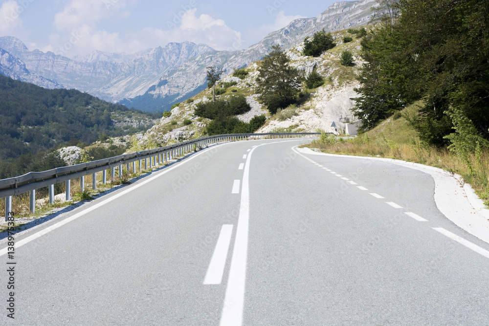 Naklejka premium Empty winding road in mountain valley