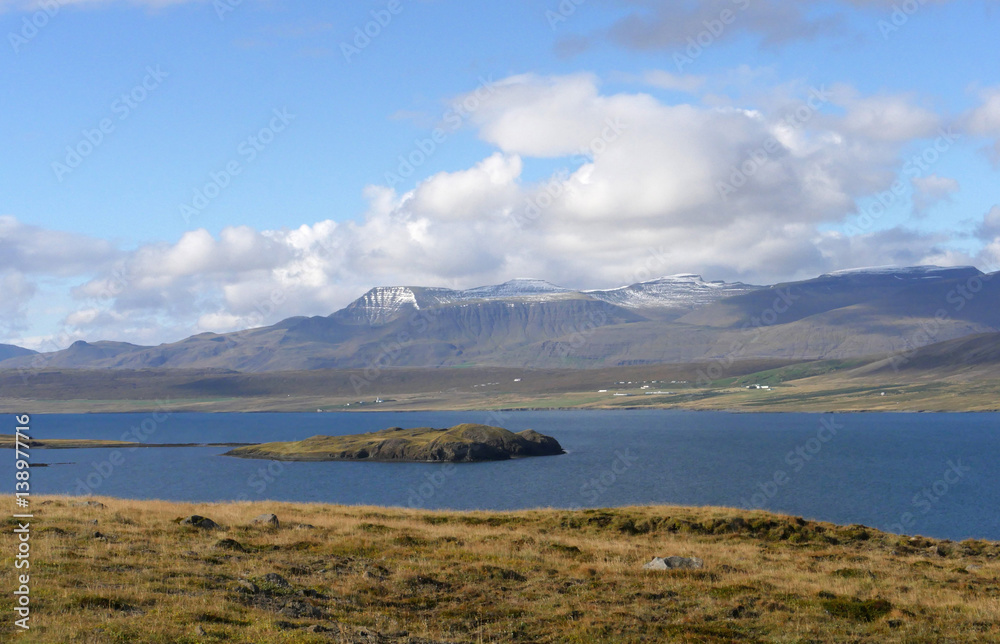 Landschaft am Hvalfjörður mit dem schneebedeckten Berg Miðfjall in Island