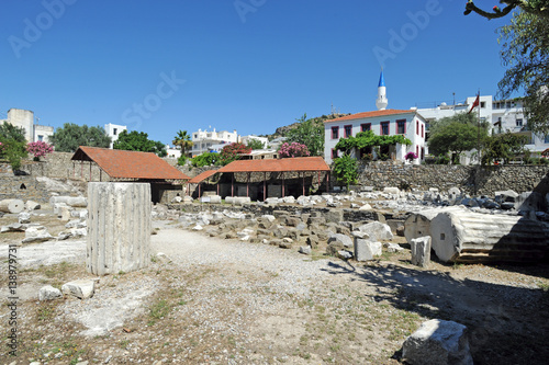 Ruines du mausolée du roi Mausole à Bodrum en Anatolie photo