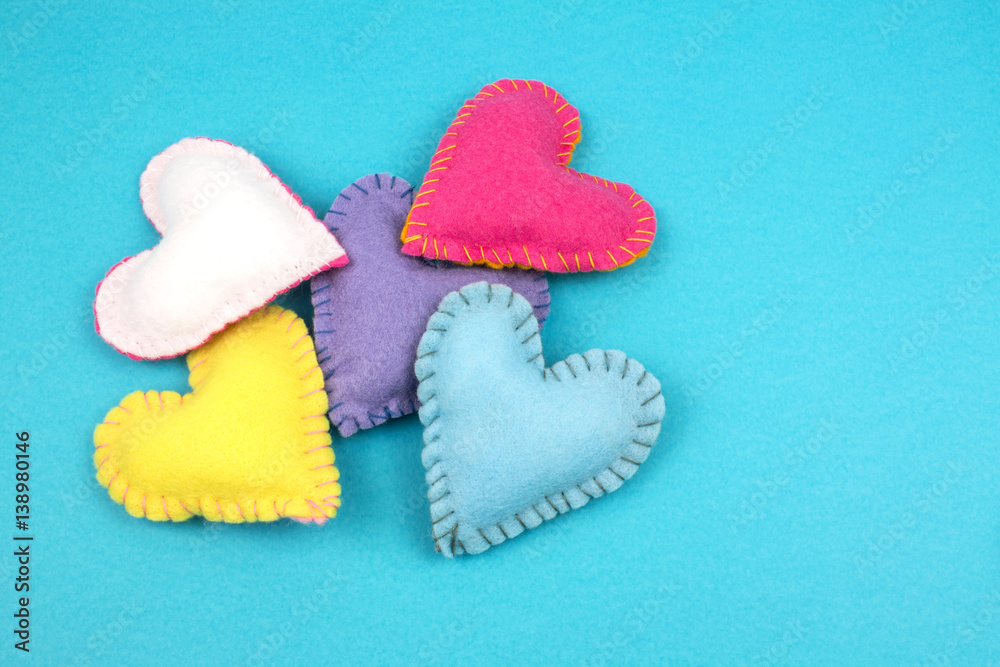 Fototapeta premium Corazones de fieltro