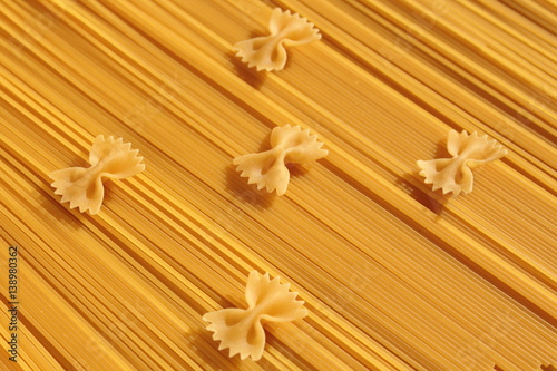 Makaron kokardki ułożony na spaghetti.
