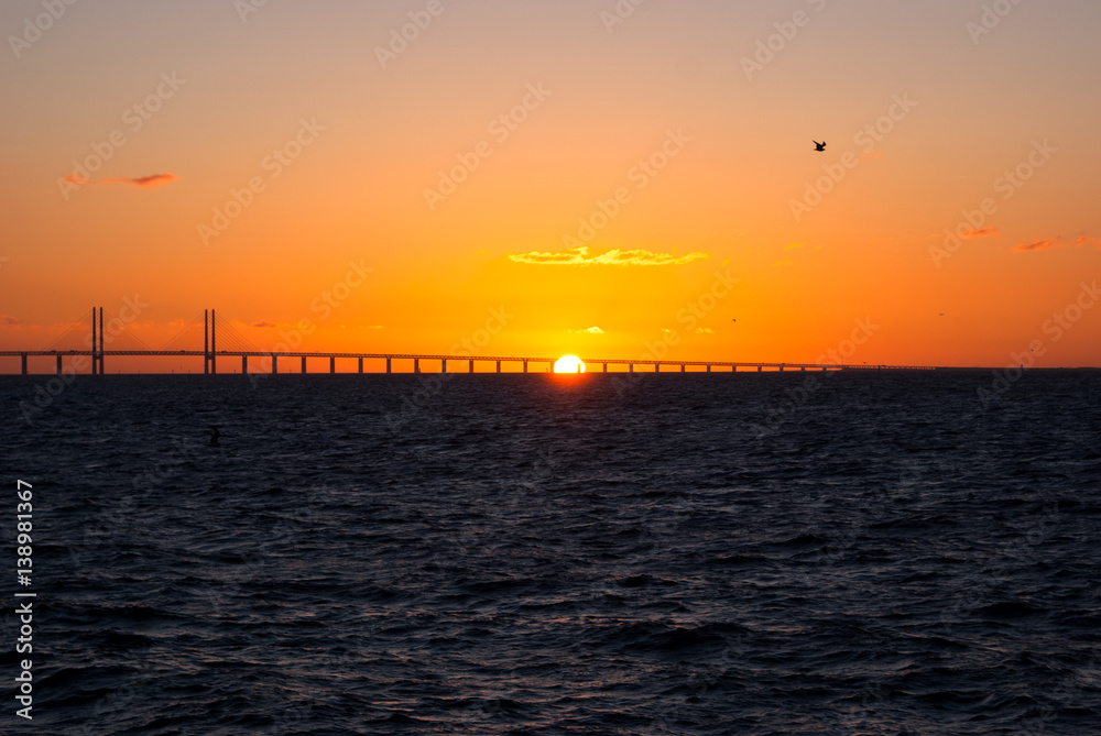 Sonnenuntergang vor der Öresundbrücke