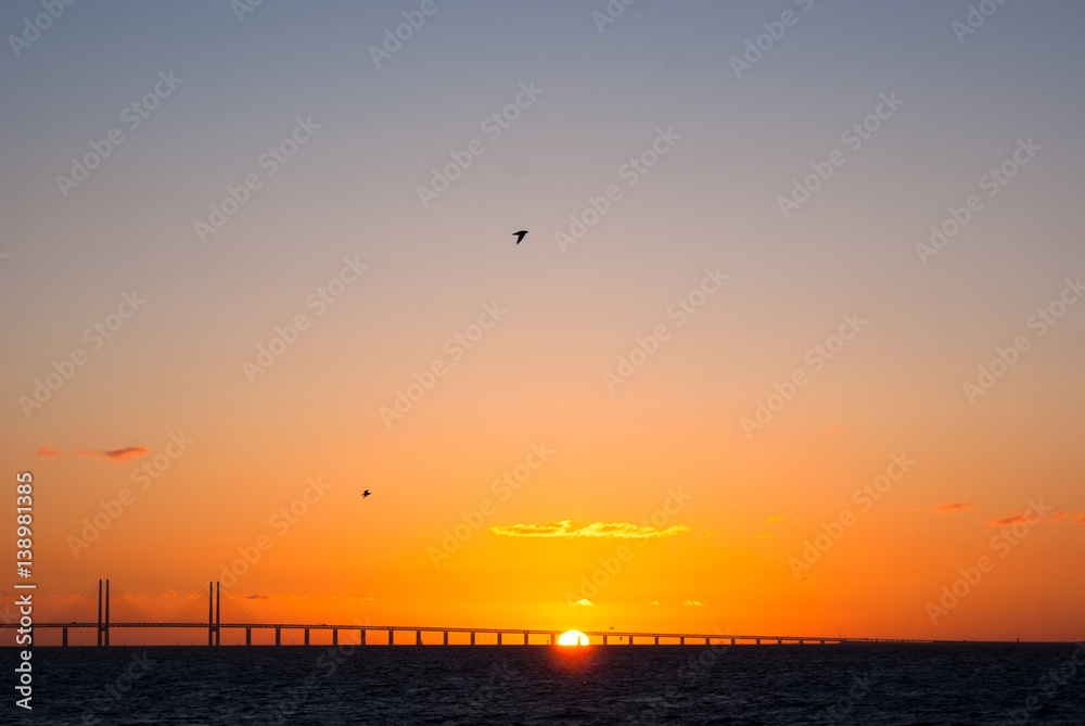 Sonnenuntergang vor der Öresundbrücke