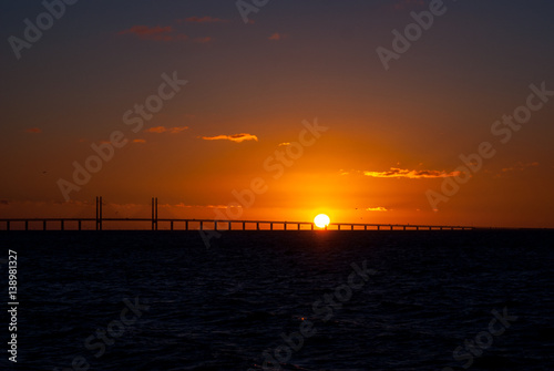 Sonnenuntergang vor der Öresundbrücke © Benjamin