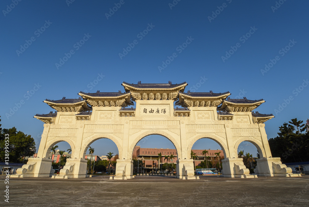 Obraz premium Gate of Chiang Kai-shek Memorial Hall in Taipei, Taiwan
