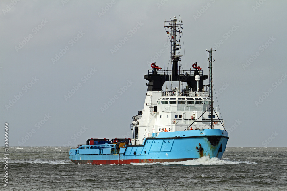 hellblaues Versorgungsschiff in Cuxhaven