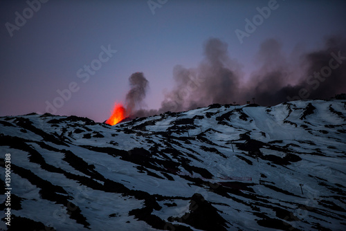 Płynąca lawa Etna dym photo