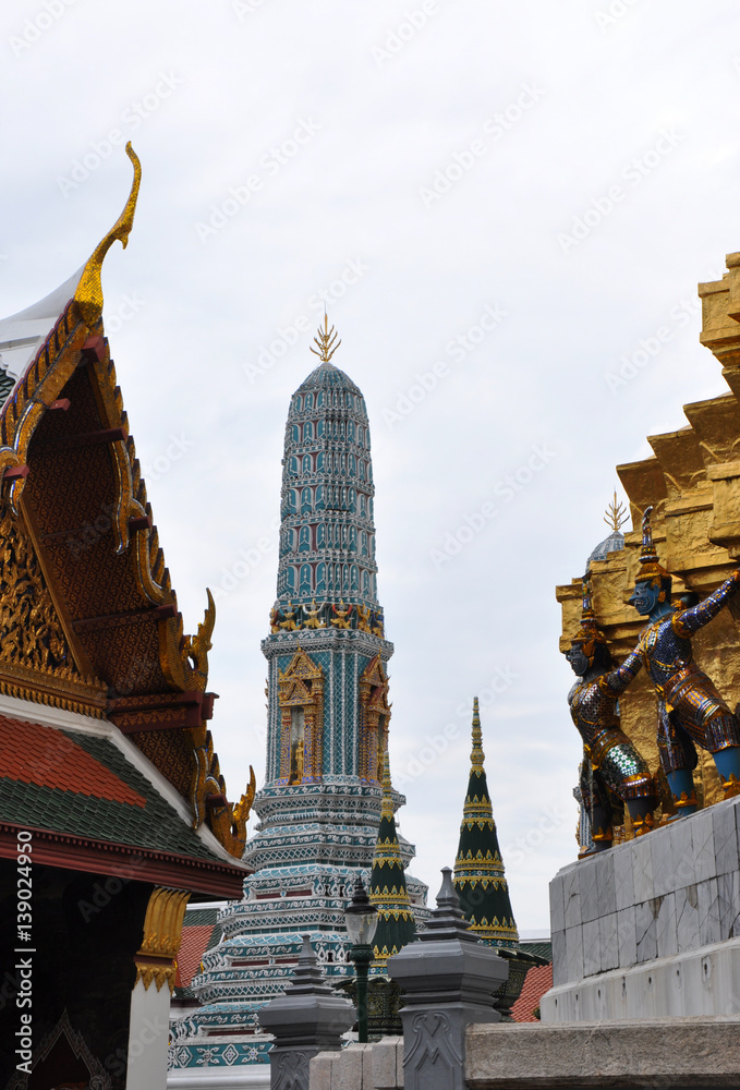 Fototapeta premium Chedis and roof