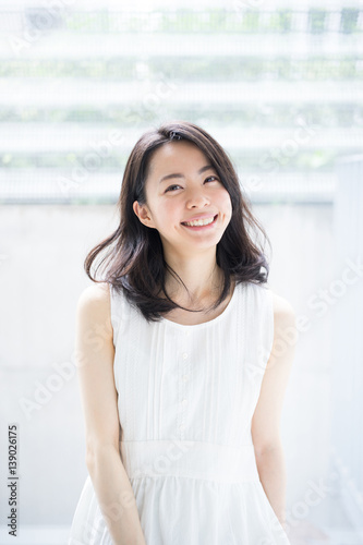 Free Download 若い女性 - GFXLoad