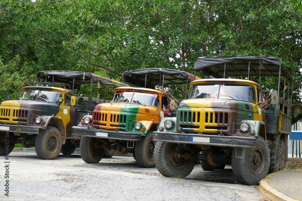 Alte Army Trucks auf Kuba