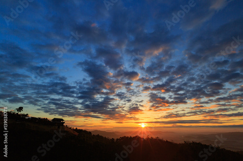 鬼ノ城 -日本の古代山城- 鬼城山からの日の出 © photojapan