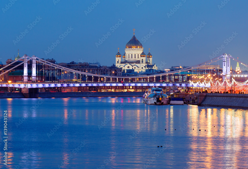 Москва. Храм Христа Спасителя на фоне крымского моста.