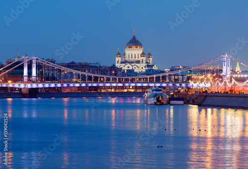 Москва. Храм Христа Спасителя на фоне крымского моста. © galina_savina