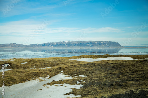 Plan d'eau et montagnes en Islande