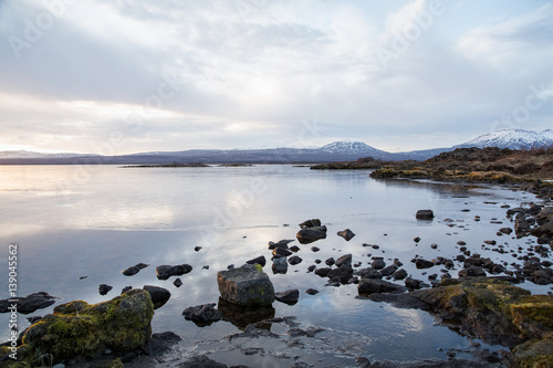 Fototapeta Naklejka Na Ścianę i Meble -  Plan d'eau et montagnes en Islande