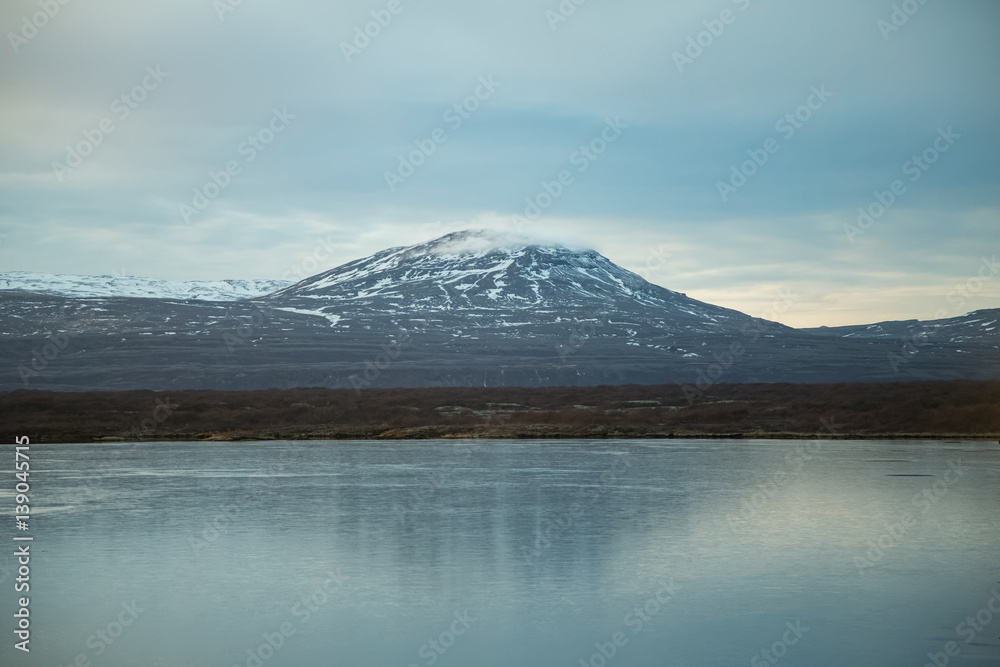 Plan d'eau et montagnes en Islande