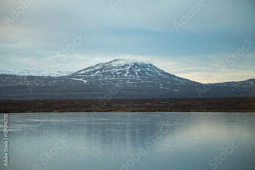 Plan d'eau et montagnes en Islande