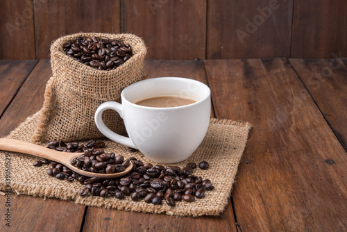 Fototapeta Naklejka Na Ścianę i Meble -  Coffee cup and coffee beans
