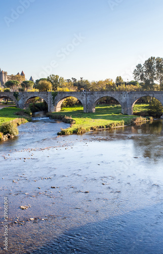 Valokuva le vieux pont de Carcassonne sur l'Aude, France