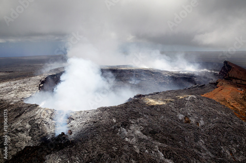 Luftaufnahme des rauchenden Halemaumau Kraters auf dem Kilauea, einem aktiven Vulkan auf Big Island, Hawaii, USA. photo
