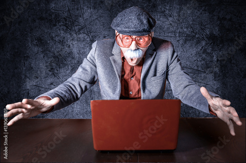 Senior sitzt vor Computer und lernt