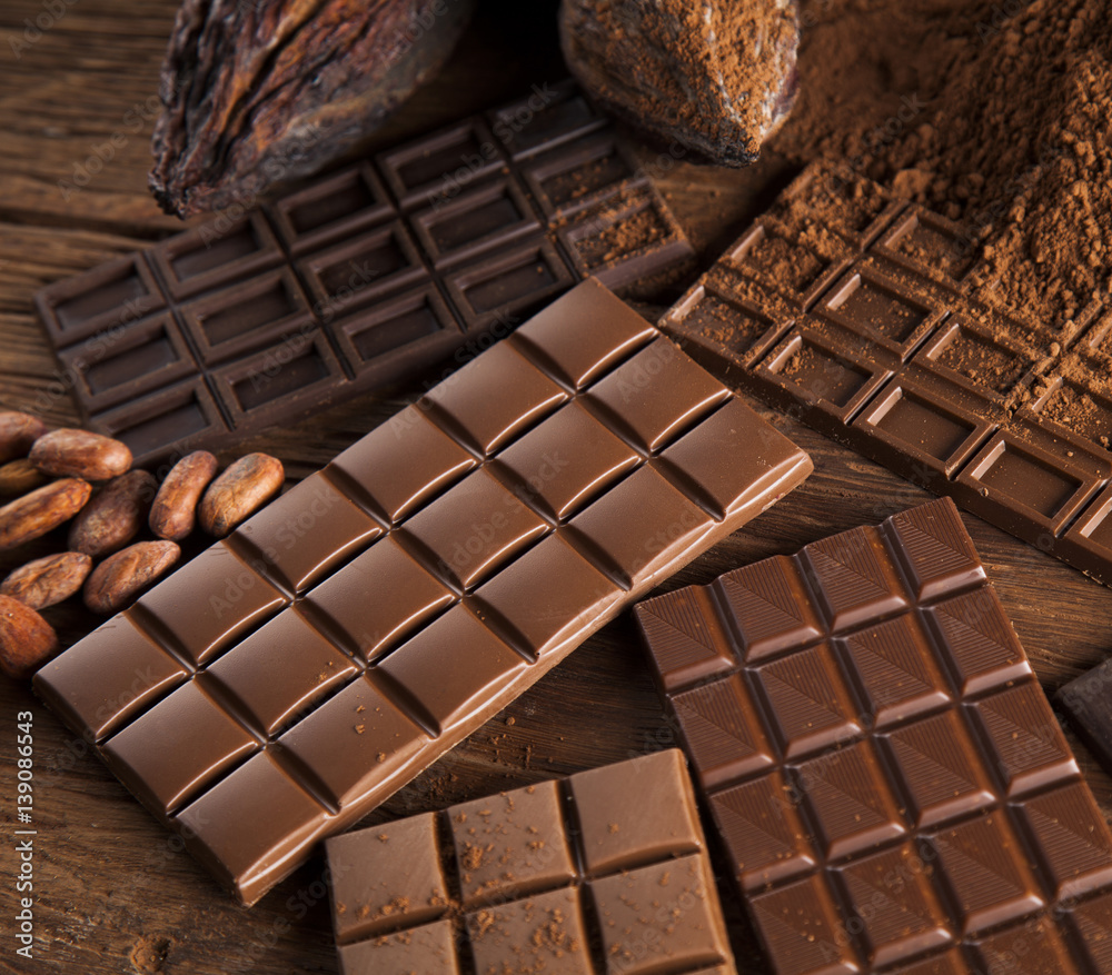 Obraz premium Chocolate sweet, cocoa pod and food dessert background