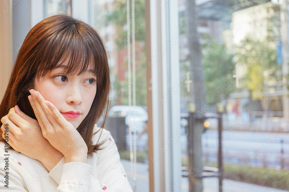 スキンケアをする女性 スキンケアをする女性
