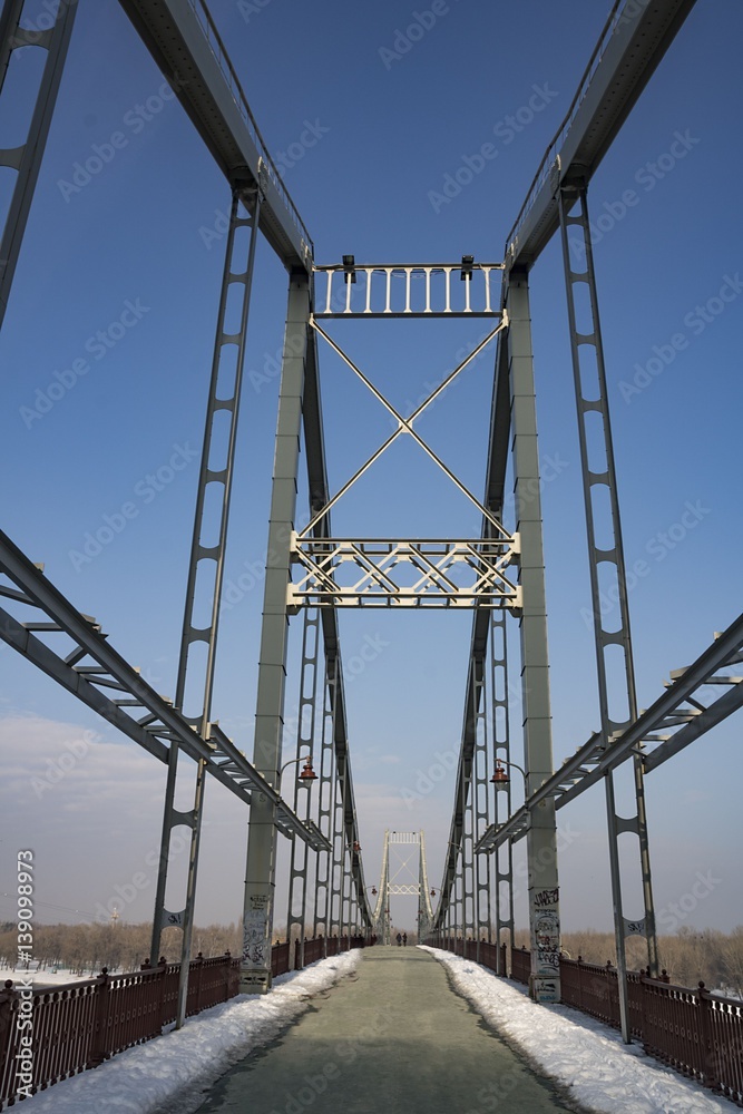 Symmetric bridge structure, front view Symmetric bridge structure, front view