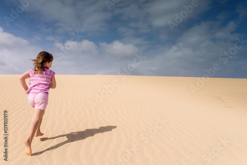 Slika na platnu jolie fille bondissant dans le sable