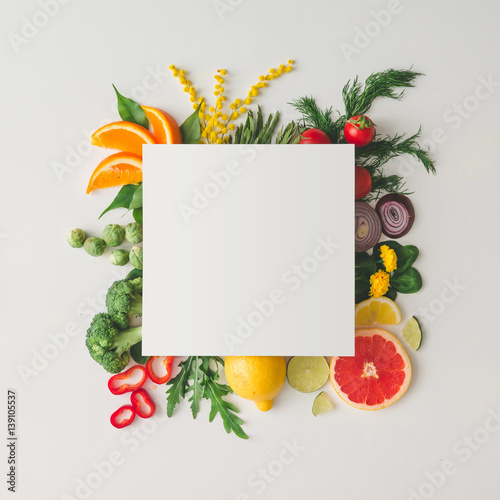 Fototapeta Kreatywny układ z różnych owoców i warzyw z białą kartkę papieru. Płaskie leżało. Koncepcja żywności.
