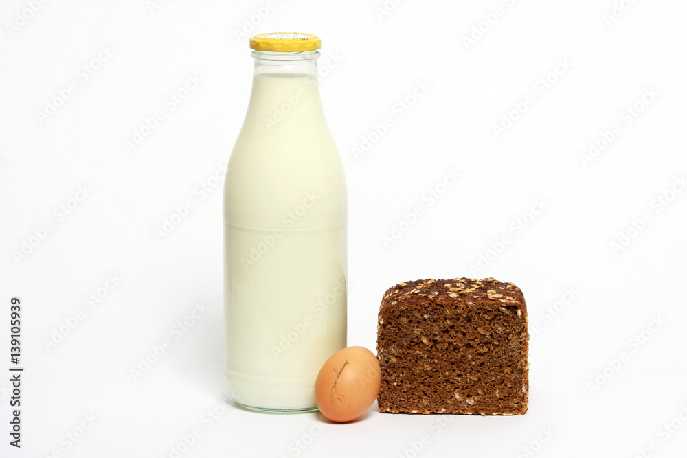 Eine Flasche Milch, ein Ei, und ein Vollkornbrot - Symbol für eine gesunde Erährung Eine Flasche Milch, ein Ei, und ein Vollkornbrot - Symbol für eine gesunde Erährung