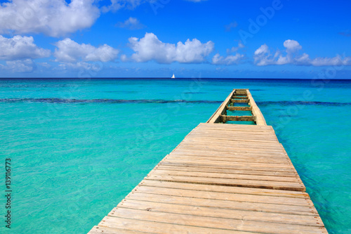 Fototapeta Naklejka Na Ścianę i Meble -  Perspective view of a wooden pier on the caribbean sea.
