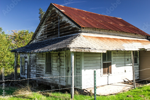 Quadro em tela Old Tin Roof Building In Disrepair