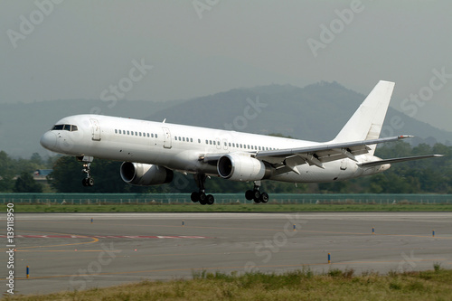 Boeing 757-200_landing