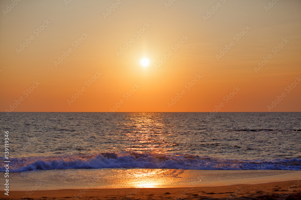 Herrlicher Sonnenuntergang über dem Indischen Ozean bei der Küstenstadt Marawila auf der tropischen Insel Sri Lanka in Asien mit prachtvollen leuchtenden Farben