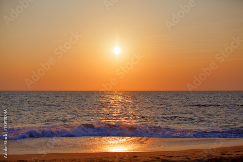 Herrlicher Sonnenuntergang   ber dem Indischen Ozean bei der K  stenstadt Marawila auf der tropischen Insel Sri Lanka in Asien mit prachtvollen leuchtenden Farben