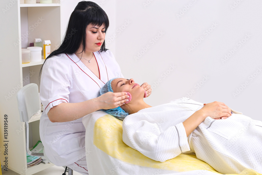 Obraz premium Cleaning the skin with foam