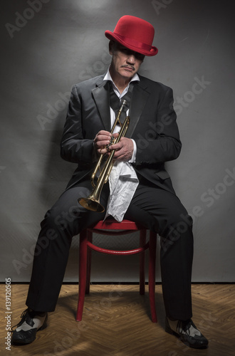 Canvas Print Vertical portrait image of a mature jazz man with a trumpet