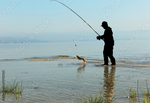  fisherman caught a large carp