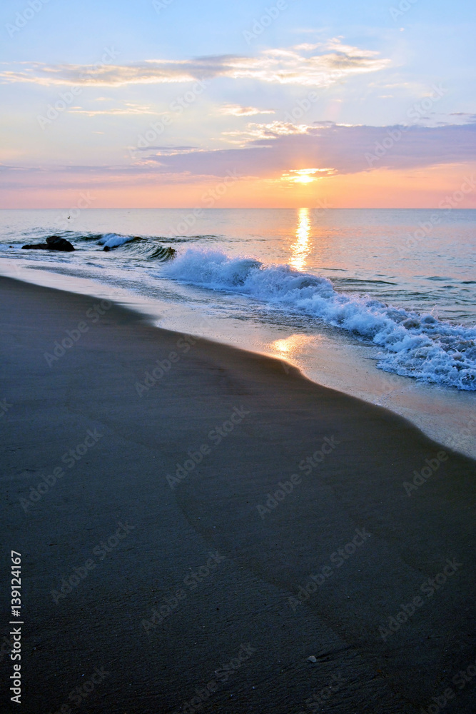 Obraz premium Majestic Early Morning Seashore Sunrise