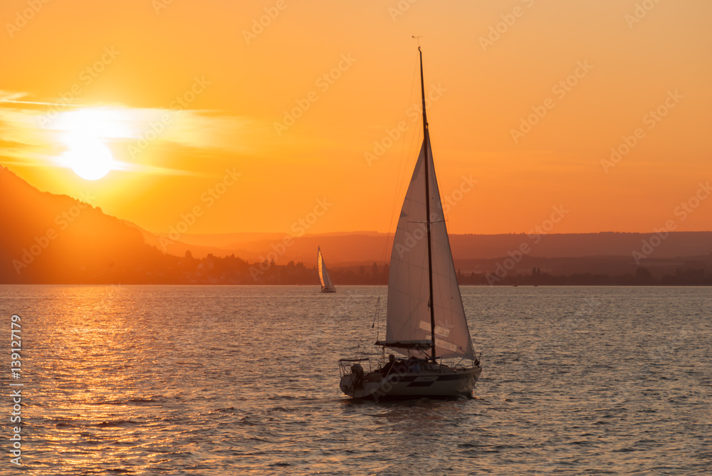 Fototapeta premium Segelschiff auf dem Bodensee bei Sonnenuntergang