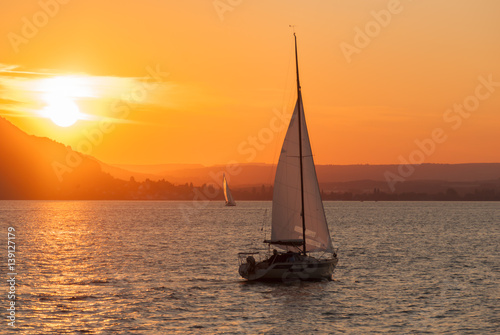 Segelschiff auf dem Bodensee bei Sonnenuntergang © apcefoto