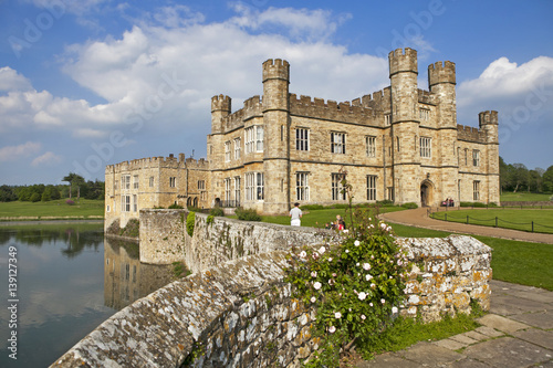 Obraz na plátně The majestic Leeds castle situated in the Kent region of England.