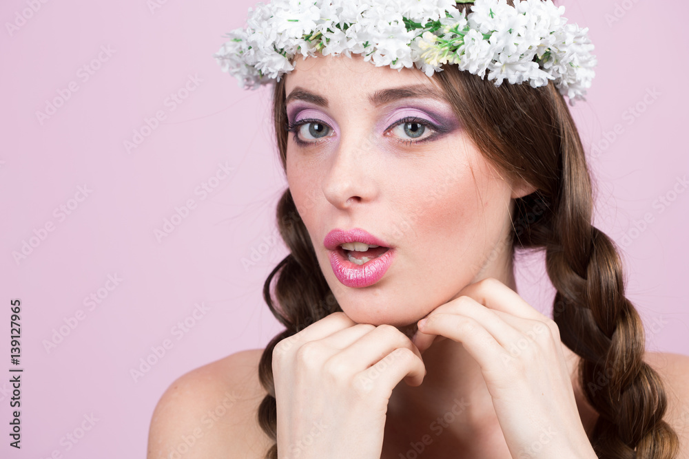Naklejka premium young model with bright flowers on her head