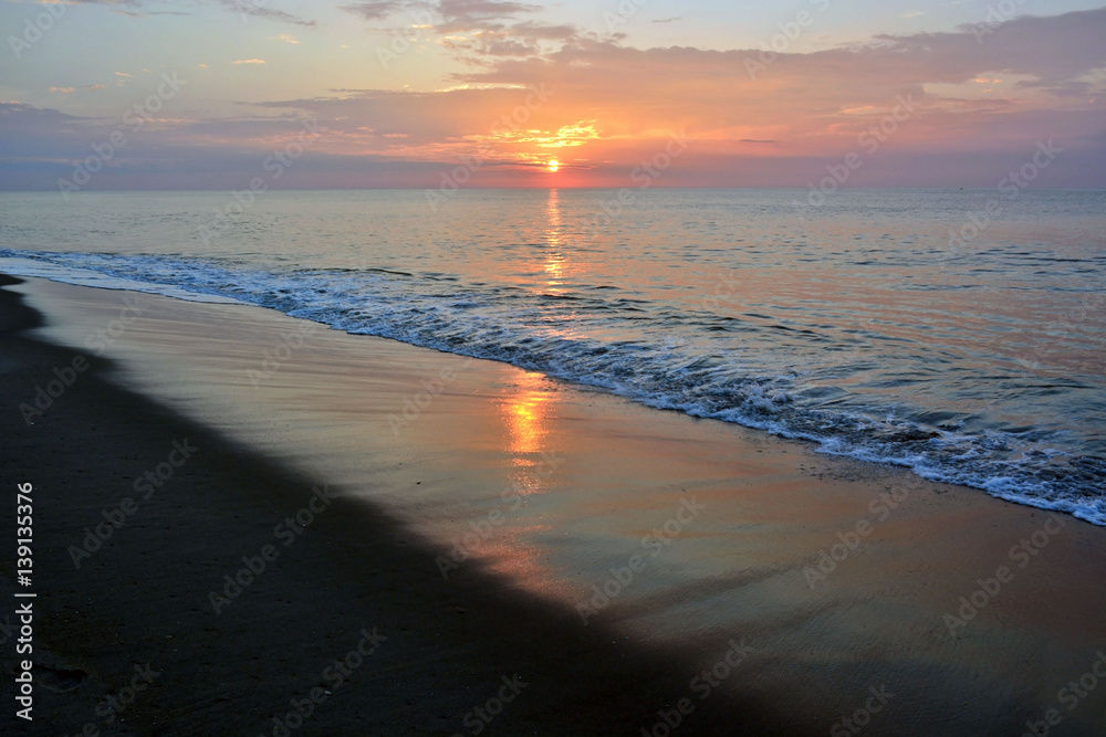 Fototapeta premium Golden Skies at Sunrise on the Beach