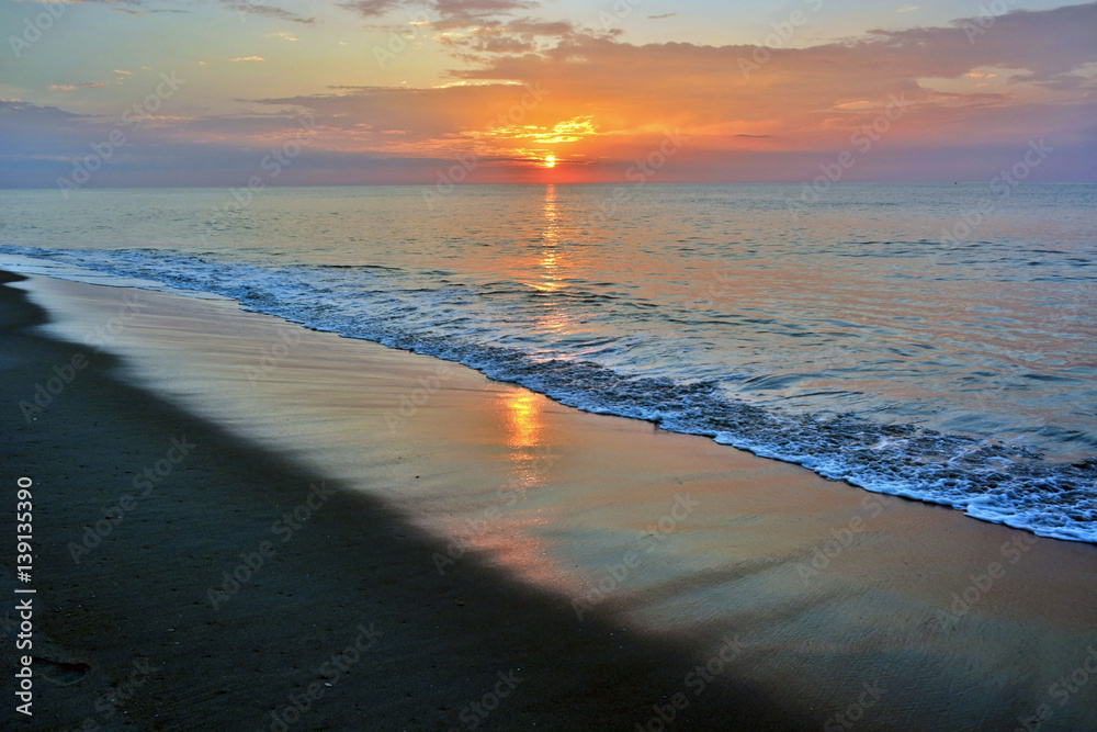 Fototapeta premium Serene Summertime Sunrise Along the Shore