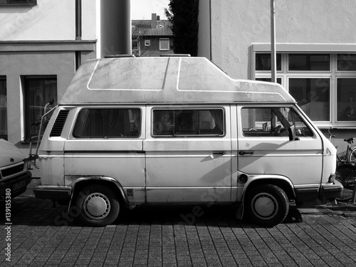 Silhouette eines alten Wohnmobil der Achtzigerjahre mit Hochdach für Vanlife und Camping im Hansaviertel in Münster in Westfalen im Münsterland, fotografiert in traditionellem Schwarzweiß photo